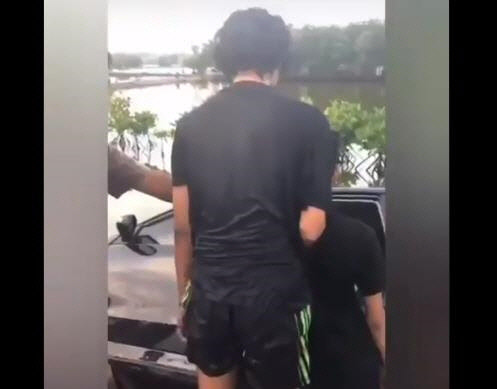 운전자가 틱톡 댄스 추다 저수지에 돌진한 차량 [트위터 @sendagurah]